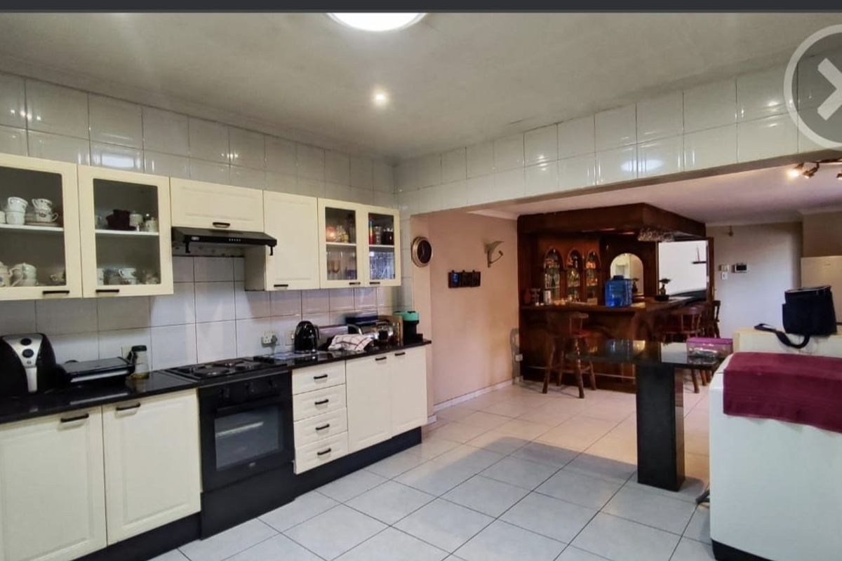 For Sale: Spacious and Modern Family Home - Photo 5