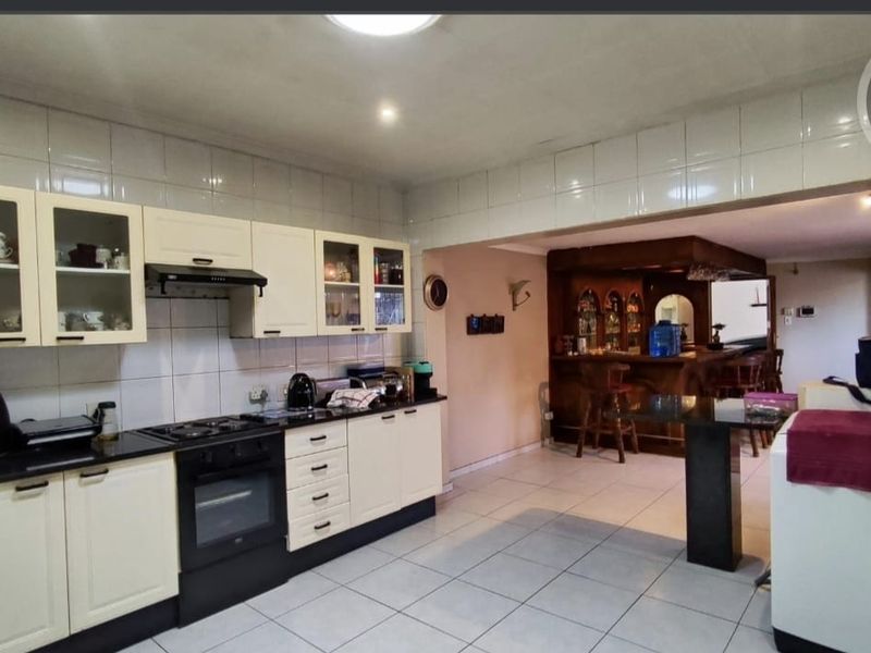 For Sale: Spacious and Modern Family Home - Photo 5