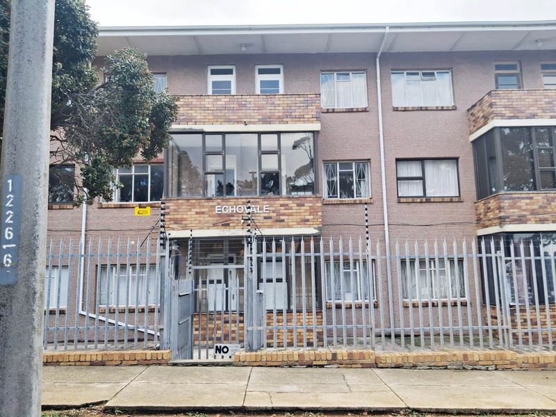 ADCOCKVALE 2 BED 1 BATH APARTMENT WITH SINGLE GARAGE FOR RENT - Photo 1
