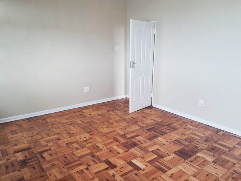ADCOCKVALE 2 BED 1 BATH APARTMENT WITH SINGLE GARAGE FOR RENT - Photo 8