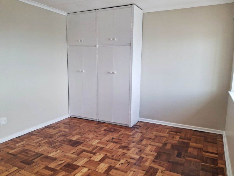 ADCOCKVALE 2 BED 1 BATH APARTMENT WITH SINGLE GARAGE FOR RENT - Photo 7