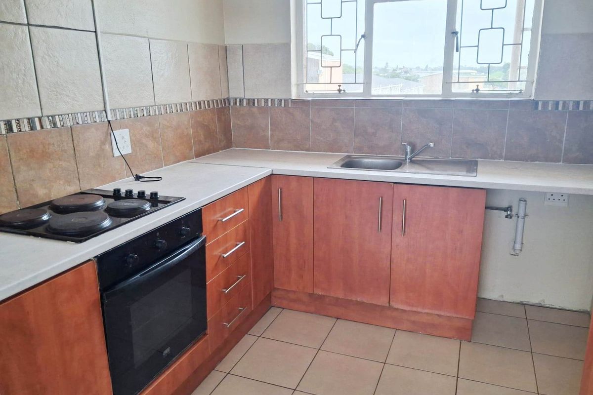 ADCOCKVALE 2 BED 1 BATH APARTMENT WITH SINGLE GARAGE FOR RENT - Photo 2