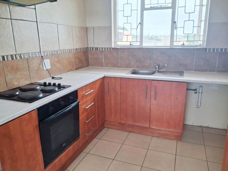 ADCOCKVALE 2 BED 1 BATH APARTMENT WITH SINGLE GARAGE FOR RENT - Photo 2