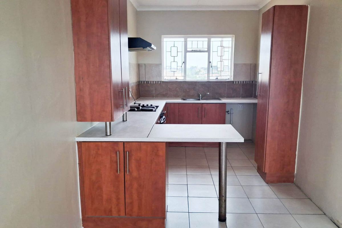ADCOCKVALE 2 BED 1 BATH APARTMENT WITH SINGLE GARAGE FOR RENT - Photo 3