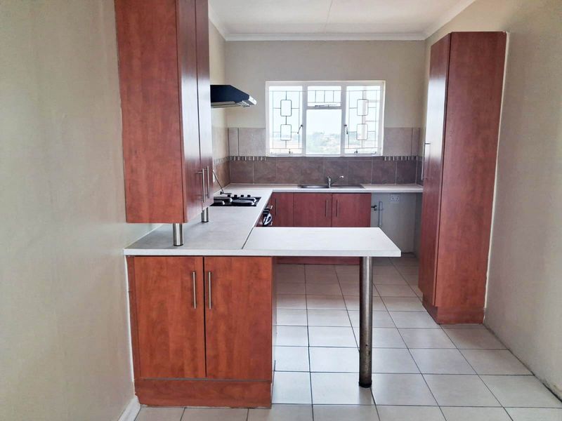 ADCOCKVALE 2 BED 1 BATH APARTMENT WITH SINGLE GARAGE FOR RENT - Photo 3