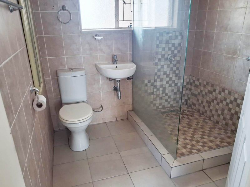 ADCOCKVALE 2 BED 1 BATH APARTMENT WITH SINGLE GARAGE FOR RENT - Photo 9