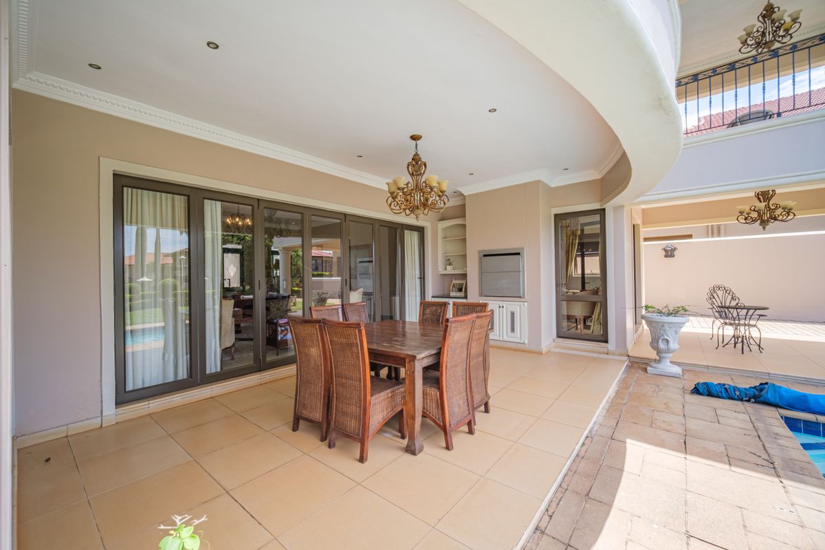 Grand Family Living in Prestigious Izinga Ridge - Photo 4