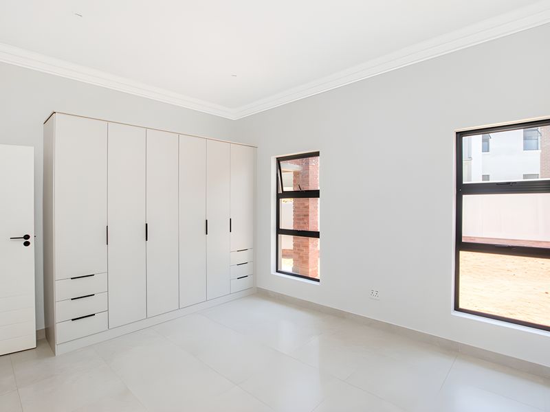 Modern Estate living in Bryanston - Photo 5