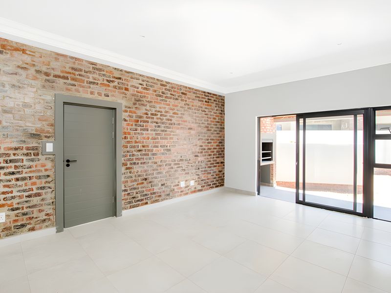 Modern Estate living in Bryanston - Photo 2