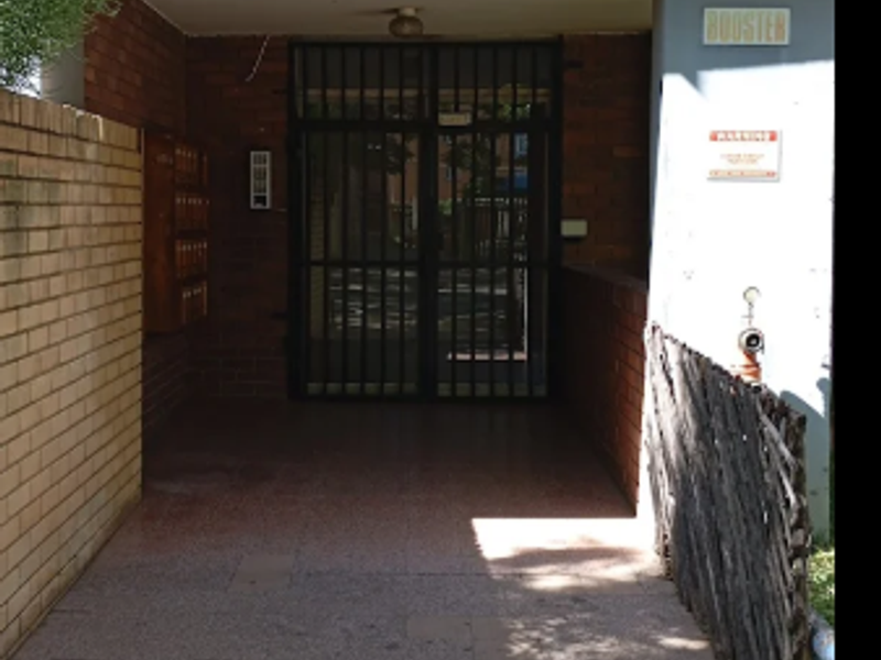 2 and half bedroom apartment for sale - Tenants occupying the unit - great investment! - Photo 2