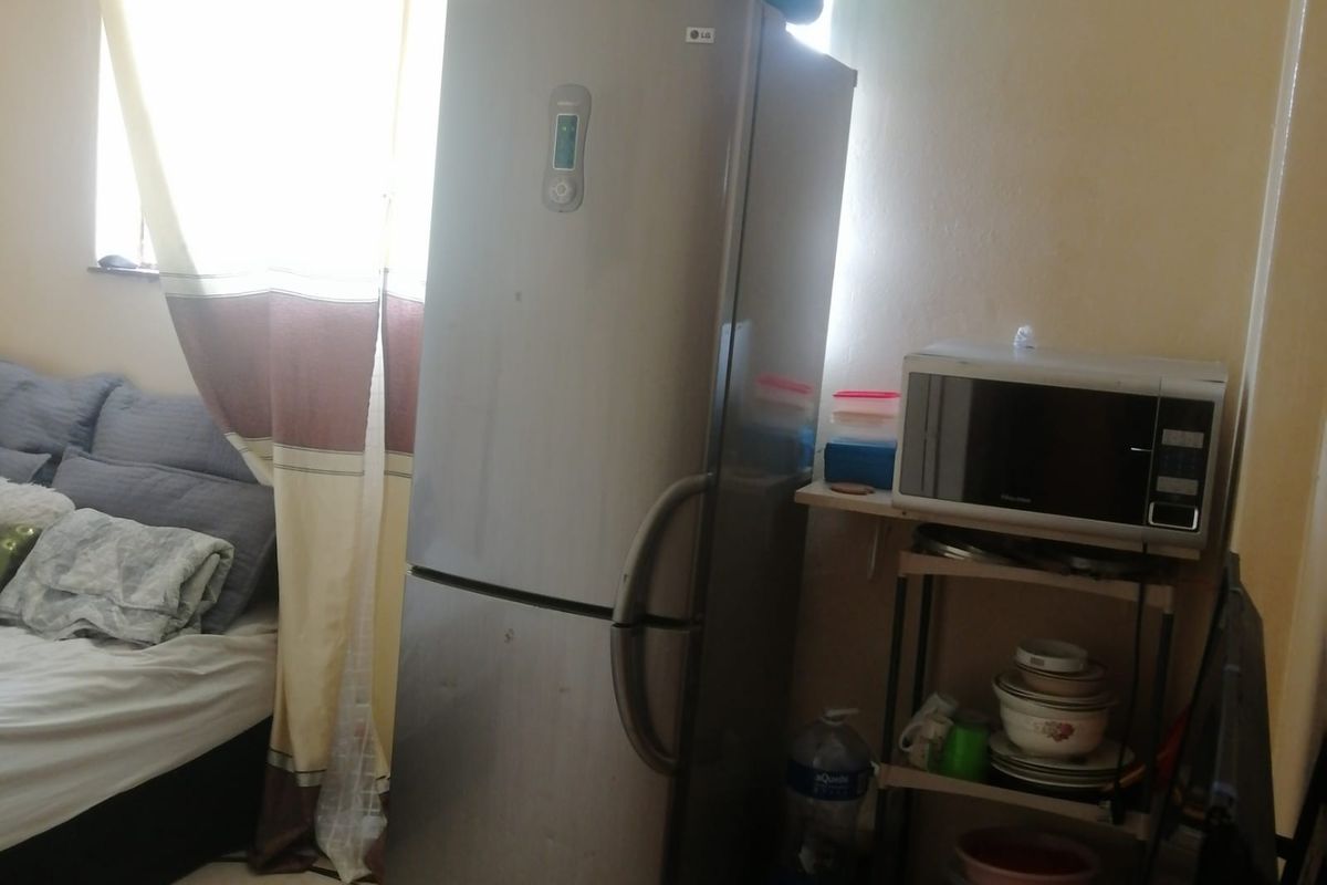 2 and half bedroom apartment for sale - Tenants occupying the unit - great investment! - Photo 3