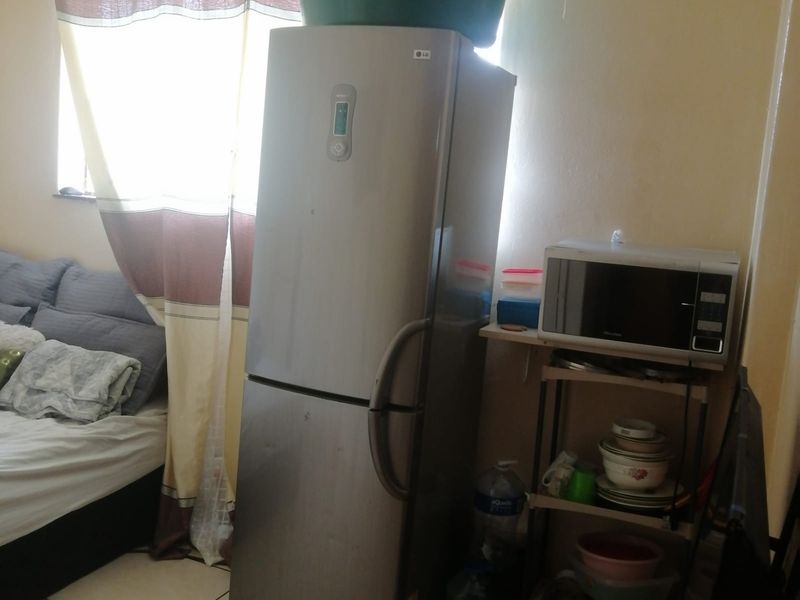 2 and half bedroom apartment for sale - Tenants occupying the unit - great investment! - Photo 3