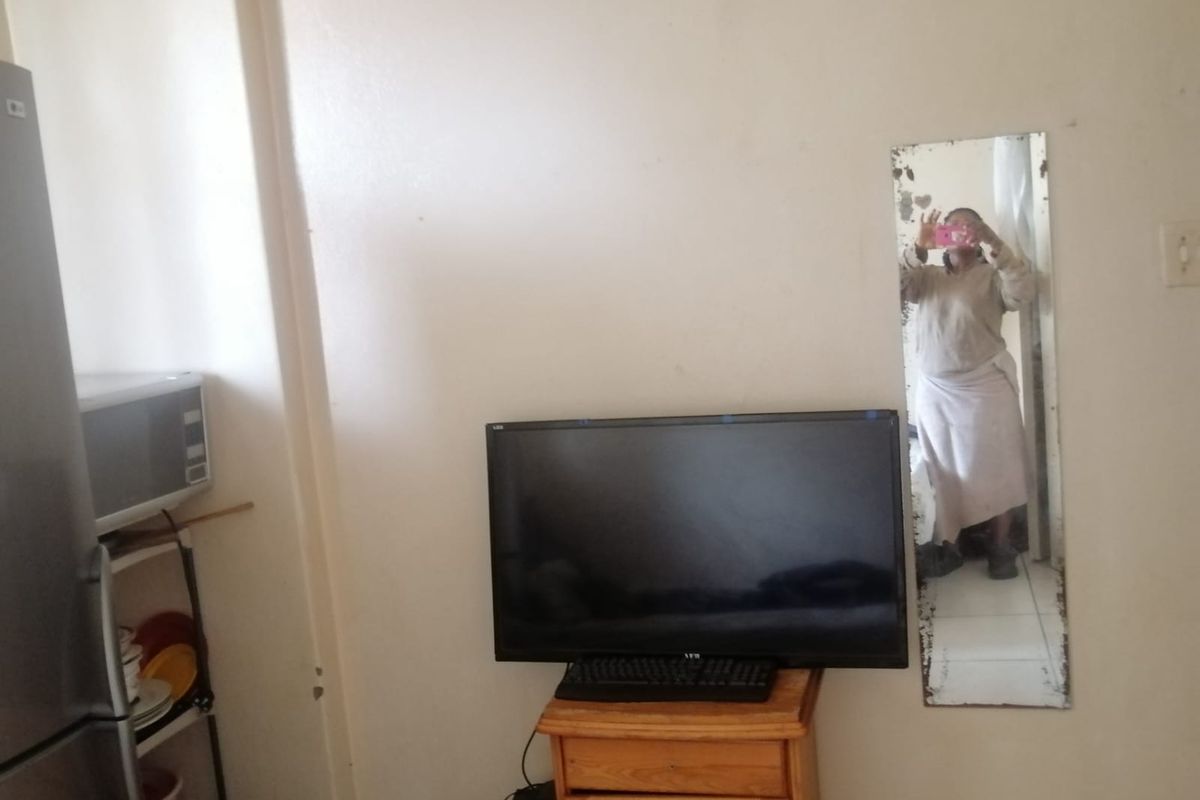 2 and half bedroom apartment for sale - Tenants occupying the unit - great investment! - Photo 5