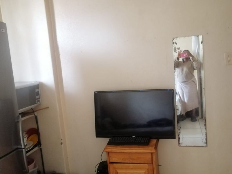 2 and half bedroom apartment for sale - Tenants occupying the unit - great investment! - Photo 5