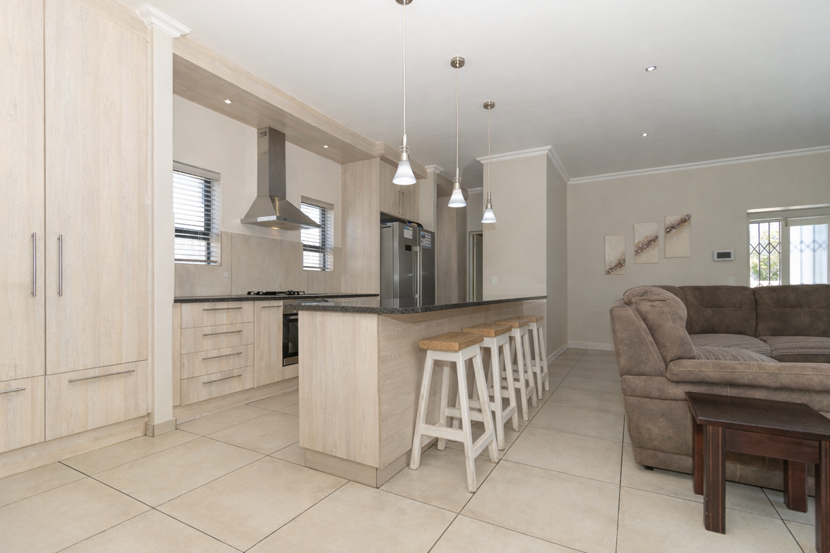 Spacious Family Home with Solar Power in a Prime Parklands North Crescent - Photo 4