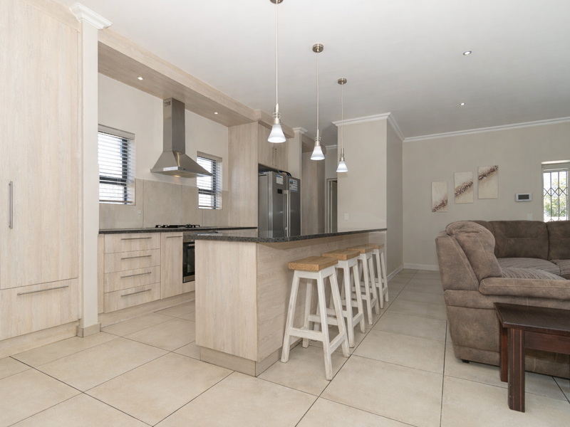 Spacious Family Home with Solar Power in a Prime Parklands North Crescent - Photo 4