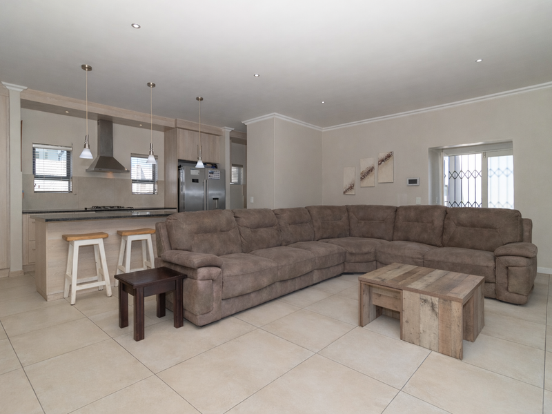 Spacious Family Home with Solar Power in a Prime Parklands North Crescent - Photo 9