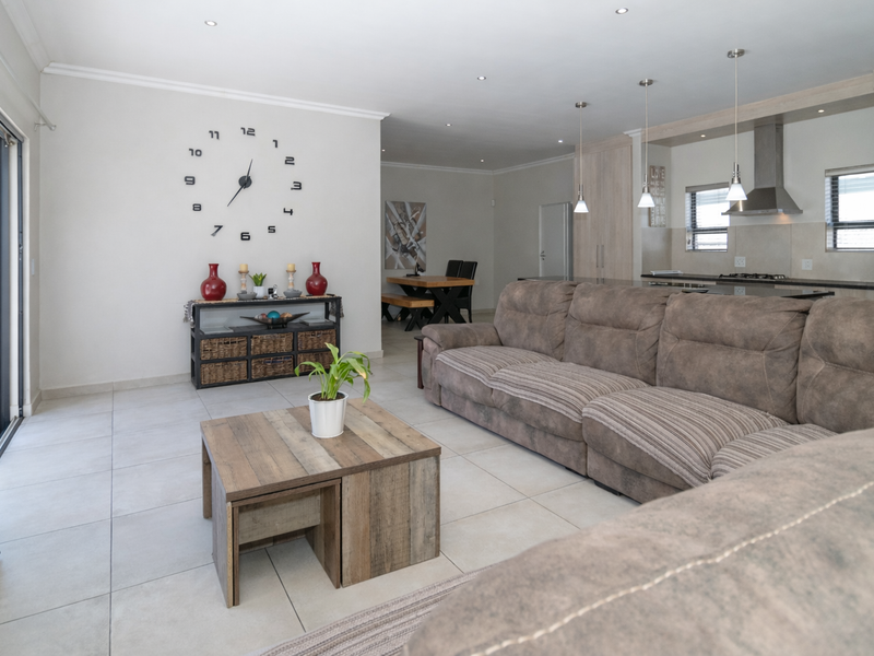 Spacious Family Home with Solar Power in a Prime Parklands North Crescent - Photo 10