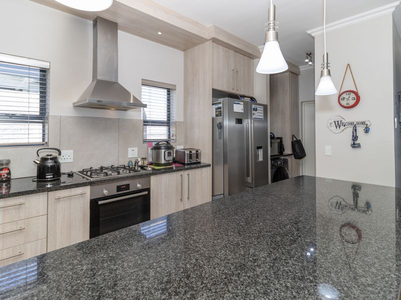 Spacious Family Home with Solar Power in a Prime Parklands North Crescent - Photo 8