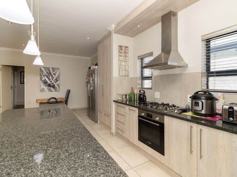 Spacious Family Home with Solar Power in a Prime Parklands North Crescent - Photo 6