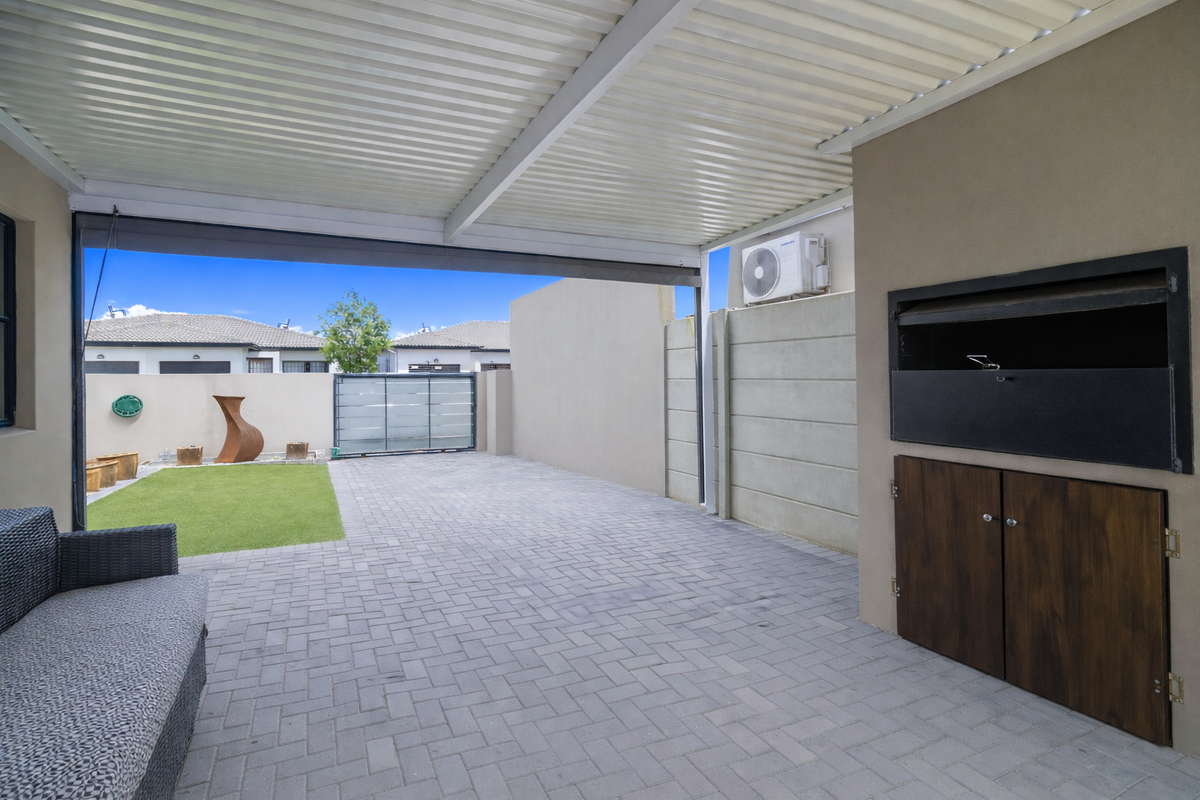 Spacious Family Home with Solar Power in a Prime Parklands North Crescent - Photo 3