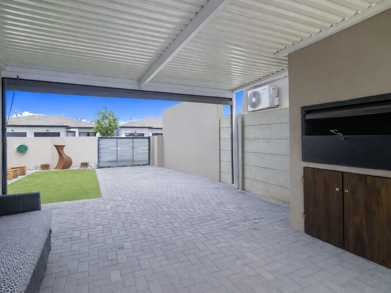 Spacious Family Home with Solar Power in a Prime Parklands North Crescent - Photo 3