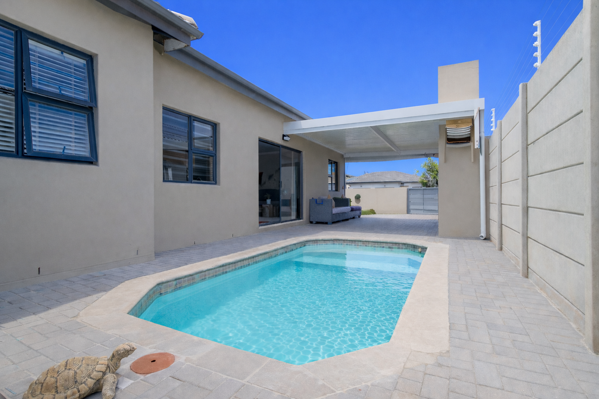 Spacious Family Home with Solar Power in a Prime Parklands North Crescent - Photo 2