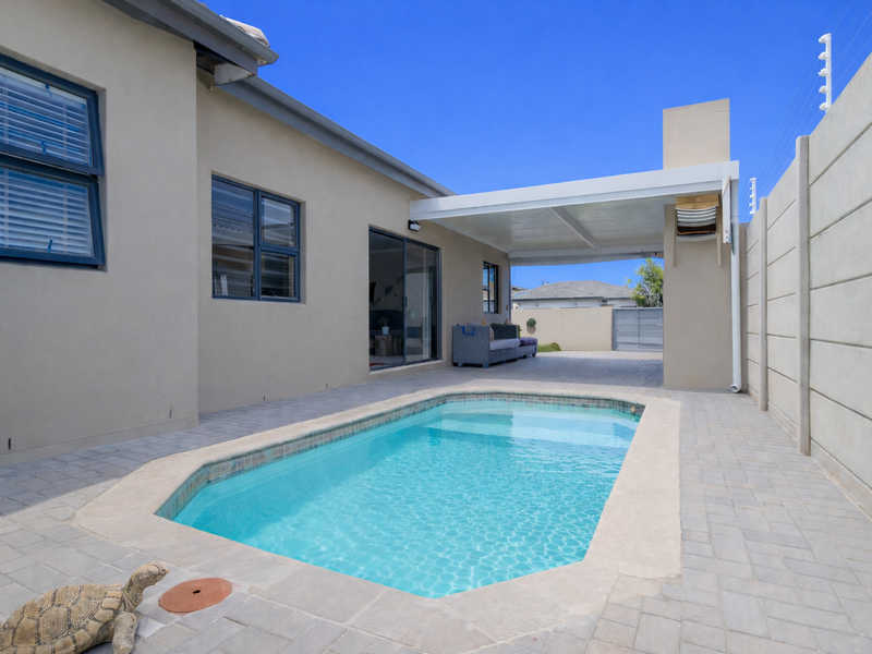 Spacious Family Home with Solar Power in a Prime Parklands North Crescent - Photo 2