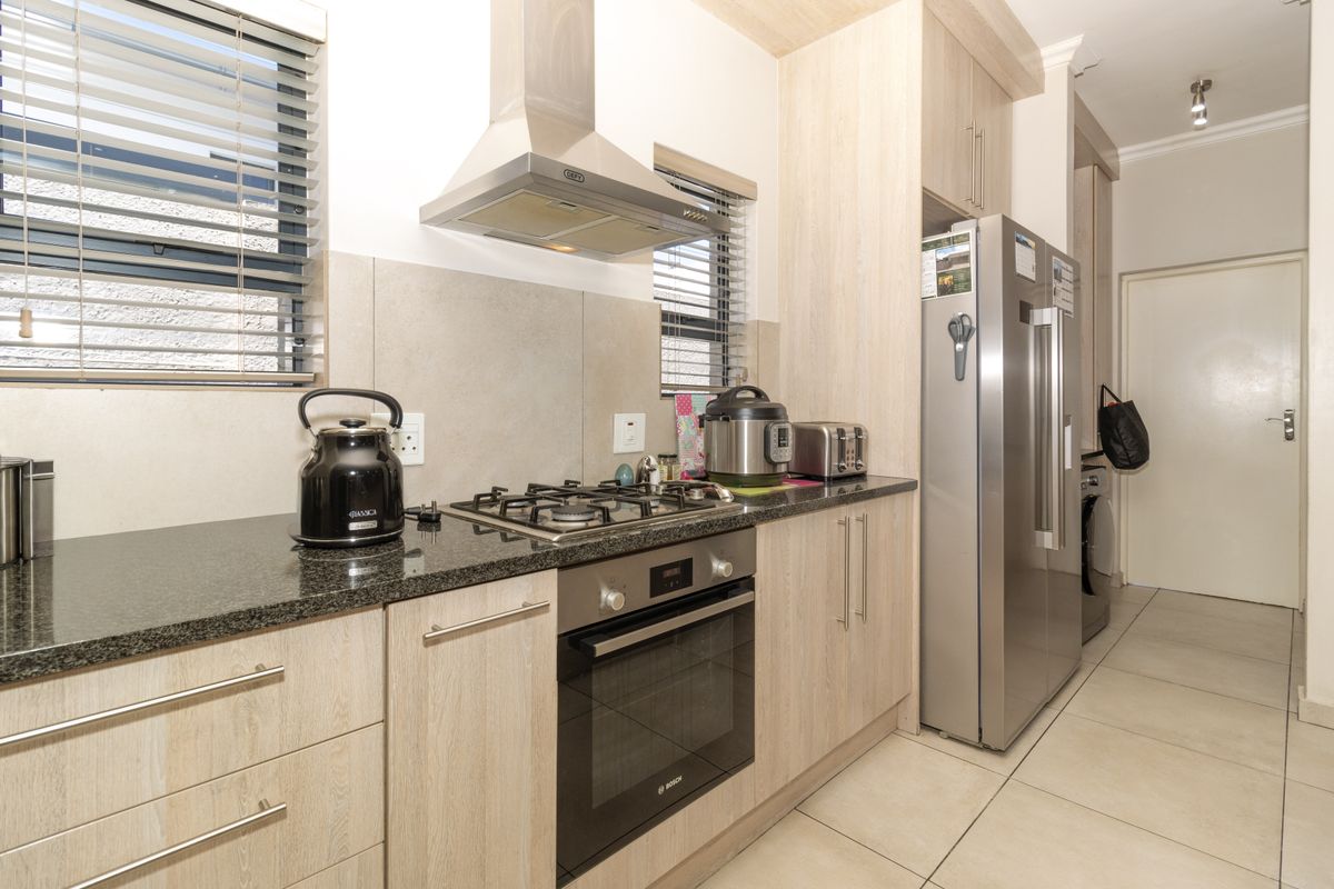 Spacious Family Home with Solar Power in a Prime Parklands North Crescent - Photo 5