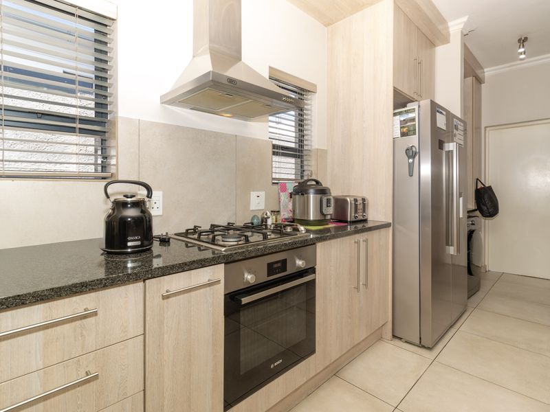 Spacious Family Home with Solar Power in a Prime Parklands North Crescent - Photo 5