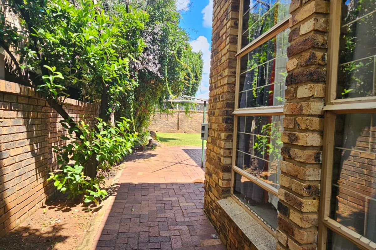 Spacious Family Living with Exceptional Features in Brits – Voeltjiedorp - Photo 3