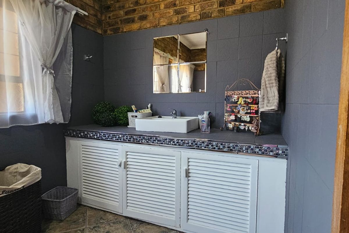 Spacious Family Living with Exceptional Features in Brits – Voeltjiedorp - Photo 5