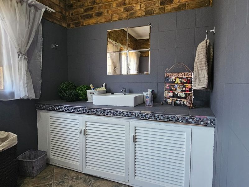 Spacious Family Living with Exceptional Features in Brits – Voeltjiedorp - Photo 5