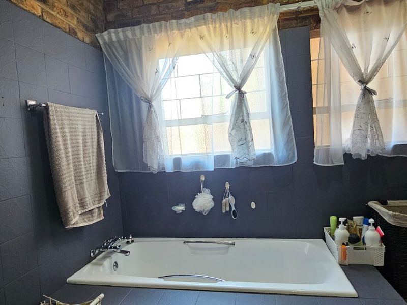 Spacious Family Living with Exceptional Features in Brits – Voeltjiedorp - Photo 6