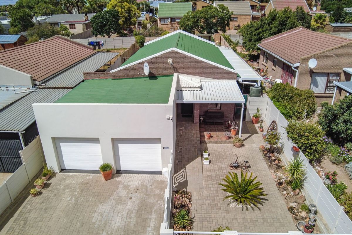 Prime Location Living – Walk to the Golf Course & Town Centre! - Photo 2