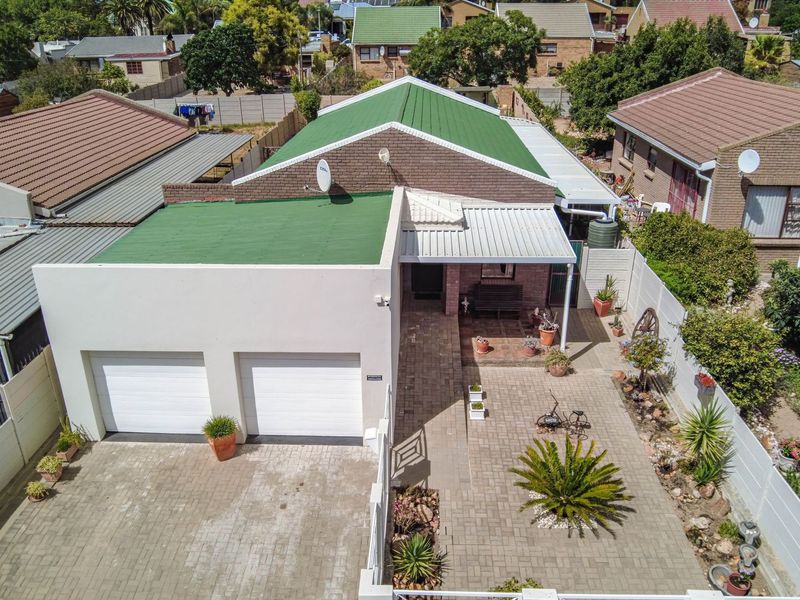 Prime Location Living – Walk to the Golf Course & Town Centre! - Photo 2