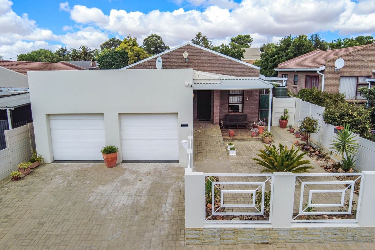 Prime Location Living – Walk to the Golf Course & Town Centre! - Photo 4