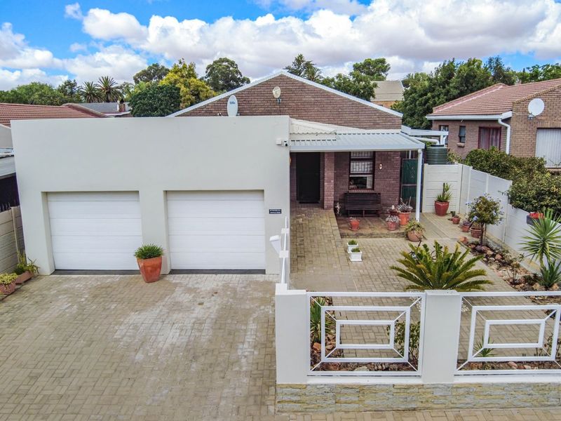 Prime Location Living – Walk to the Golf Course & Town Centre! - Photo 4