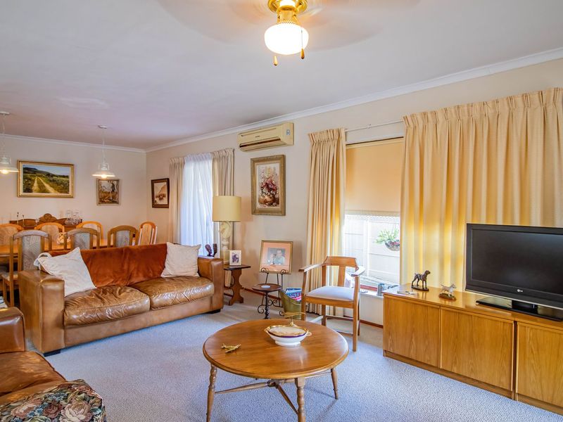 Prime Location Living – Walk to the Golf Course & Town Centre! - Photo 10