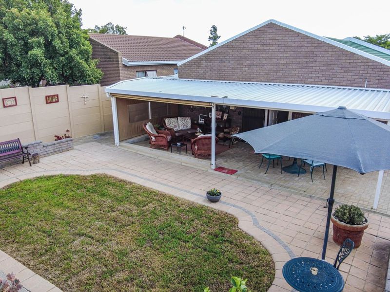 Prime Location Living – Walk to the Golf Course & Town Centre! - Photo 8