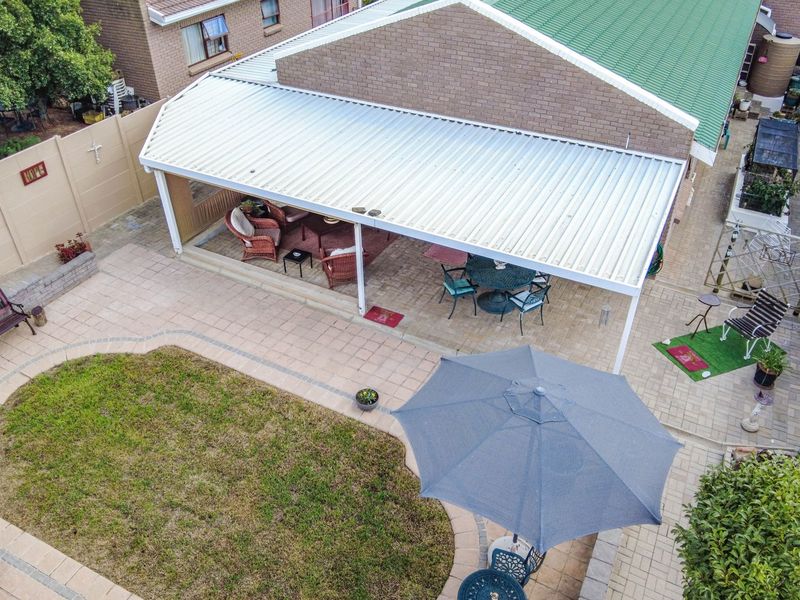 Prime Location Living – Walk to the Golf Course & Town Centre! - Photo 6