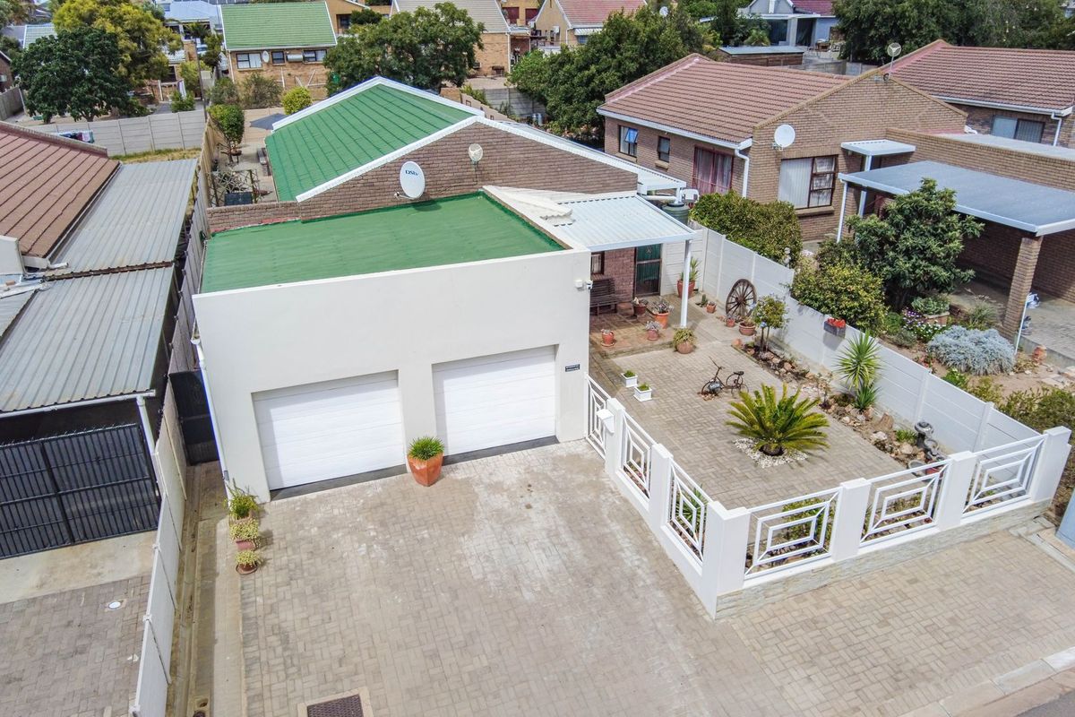 Prime Location Living – Walk to the Golf Course & Town Centre! - Photo 3