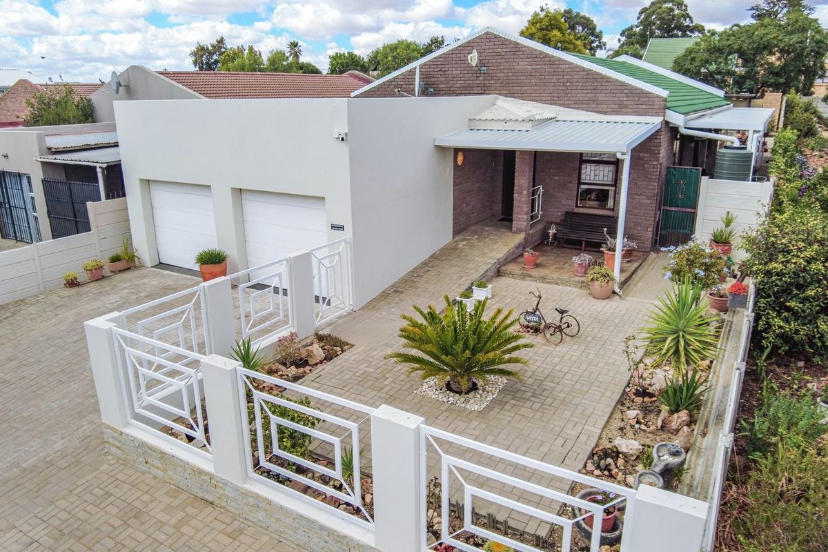 Prime Location Living – Walk to the Golf Course & Town Centre! - Photo 5