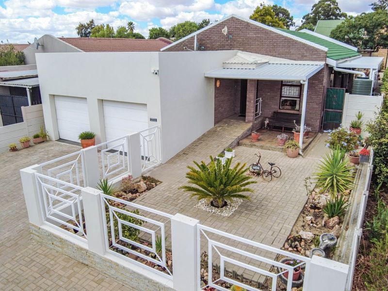 Prime Location Living – Walk to the Golf Course & Town Centre! - Photo 5