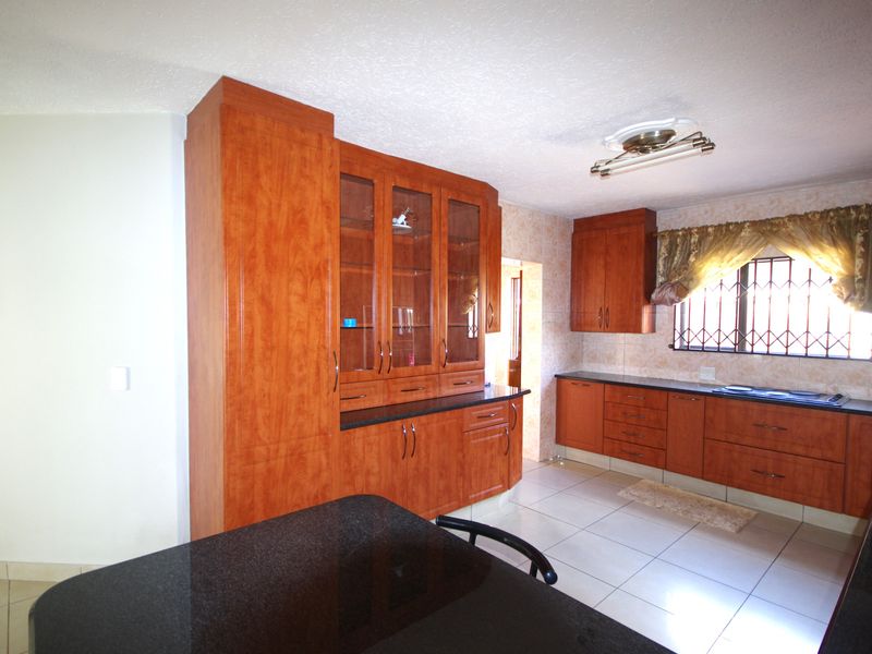 Stunning Secure Living - Photo 3