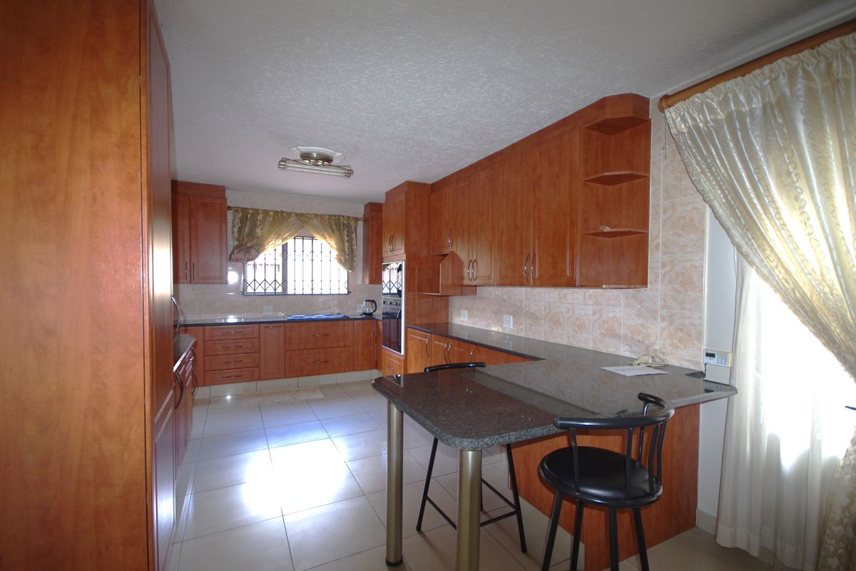 Stunning Secure Living - Photo 2