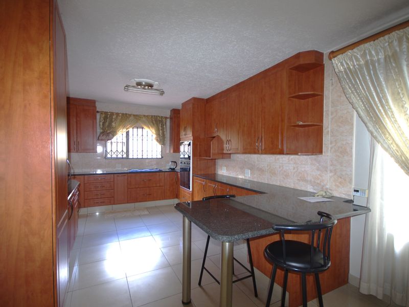 Stunning Secure Living - Photo 2