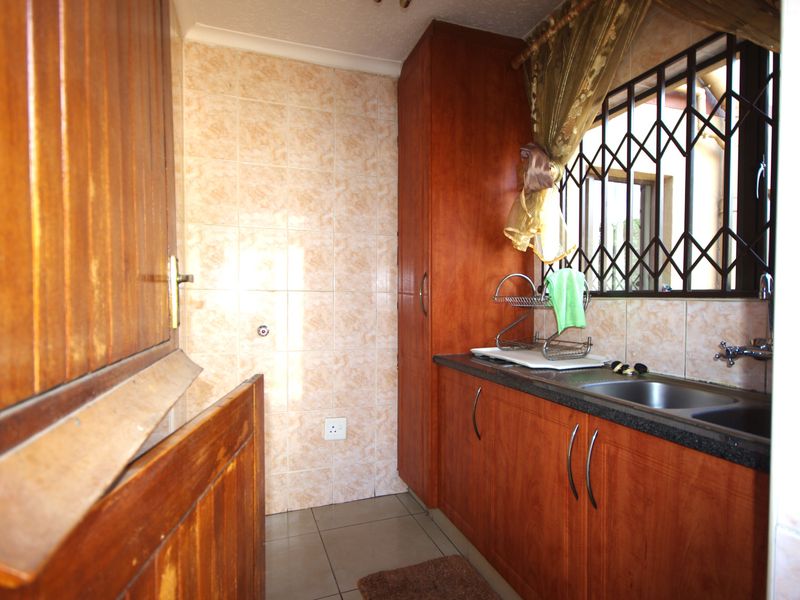 Stunning Secure Living - Photo 4