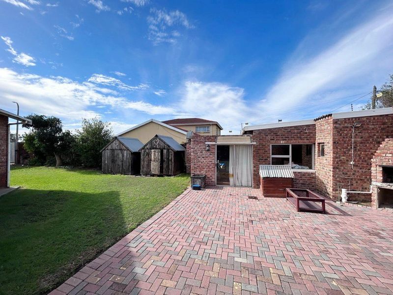 BLUEWATER BAY 3 BED 2 BATH HOUSE WITH FLATLET FOR SALE - Photo 1
