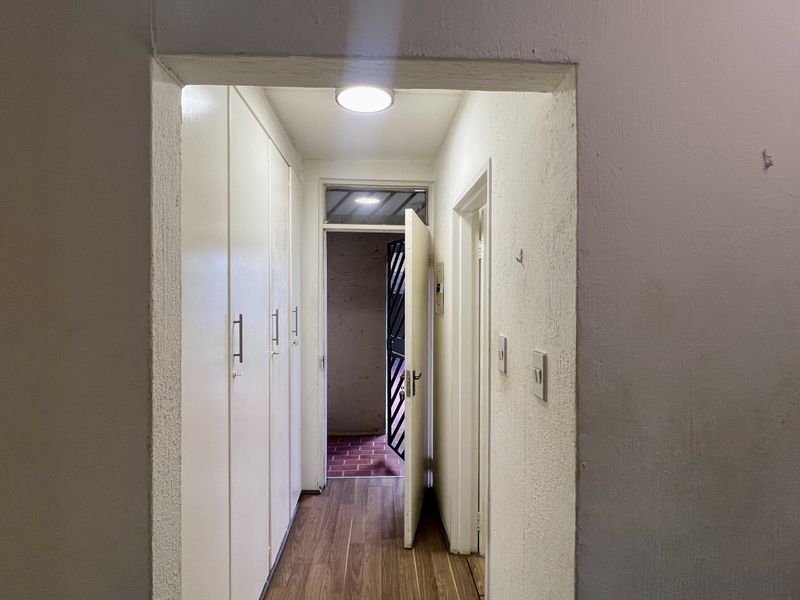 Charming Middle Floor Studio Apartment with Private Balcony - 1st Aug 2026 - Photo 6
